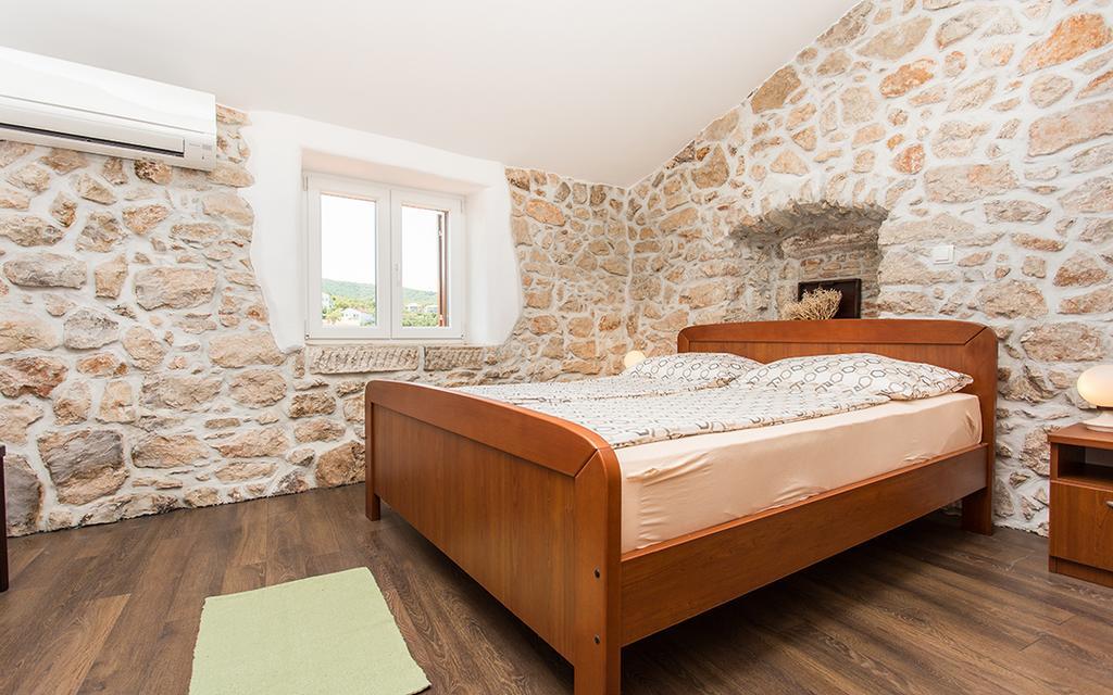 Apartment & Room Antonio Vrbnik Exterior photo
