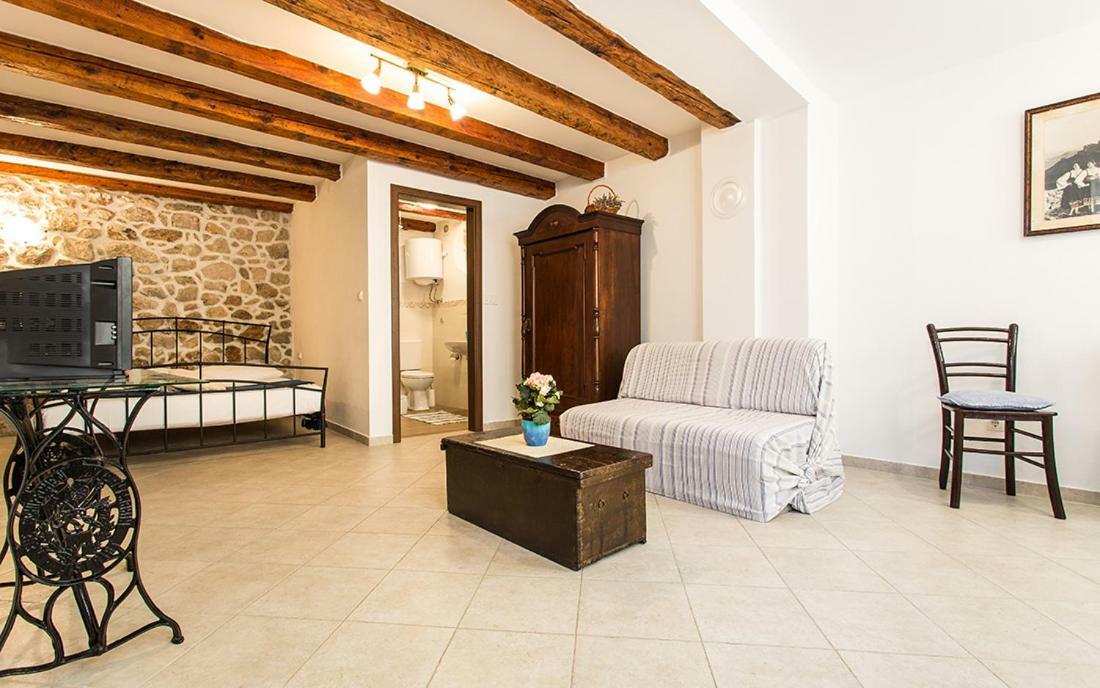Apartment & Room Antonio Vrbnik Exterior photo